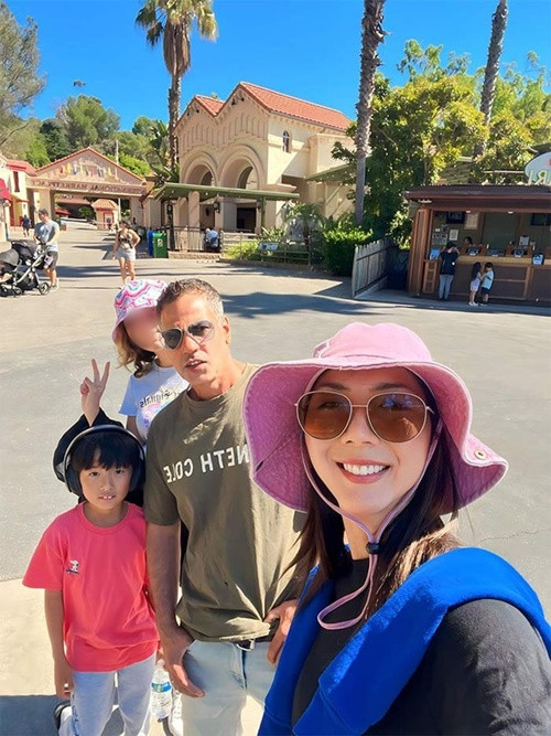 Cặp đôi được lòng con riêng của đối phương. "Tôi vui khi thấy con trai - bé Jiraiya - rất thích người yêu của mẹ vì anh ấy quan tâm đến cảm xúc và nuông chiều con. Mỗi lần gặp nhau, cả hai thân thiết như bạn bè, chơi đùa, tâm sự", Ngọc Quyên khoe con trai thân thiết với Elias Radd.