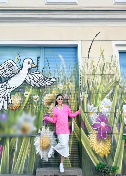 "Thời tiết mùa xuân quá tuyệt vời làm con người ta cũng luôn vui vẻ không quạu… Và cô gái ấy đang hưởng trọn sự hồn nhiên, yêu đời trước ngày sắp làm mẹ đầy vất vả, lo toan phía trước…", Quỳnh Thư tâm sự.