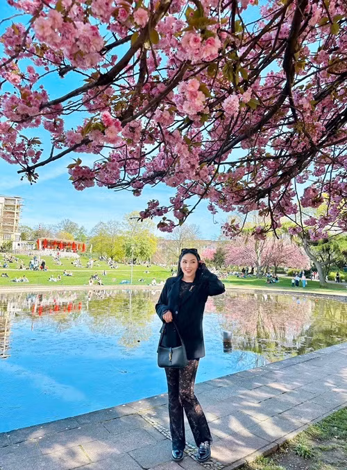 Cô lên đồ để đu trend cùng hoa đào và ren.