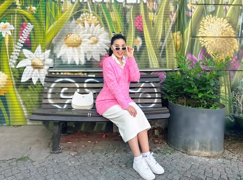 Mới đây, cô khoe loạt ảnh xuống phố dạo chơi.