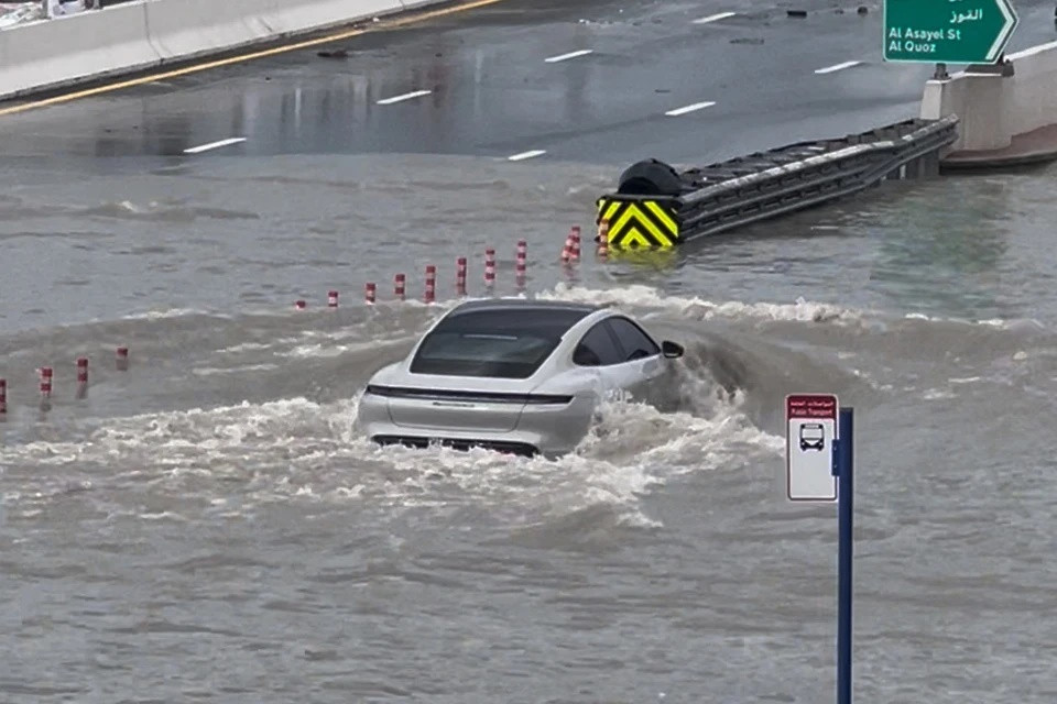 Thậm chí, chủ nhân chiếc siêu xe Porsche Taycan còn "đánh liều" chạy xuyên qua khu vực ngập nước. Tuy là mẫu xe thuần điện, việc di chuyển qua làn nước này có thể khiến bộ pin điện và hệ thống động cơ bị hư hỏng nặng.