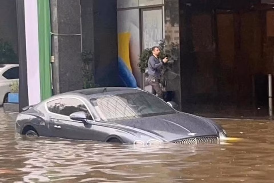 Cạnh tranh trực tiếp với Rolls-Royce Wraith là mẫu Bentley Continental GT. Ra mắt vào năm 2003, mẫu grand tourer này đã trải qua 3 thế hệ.