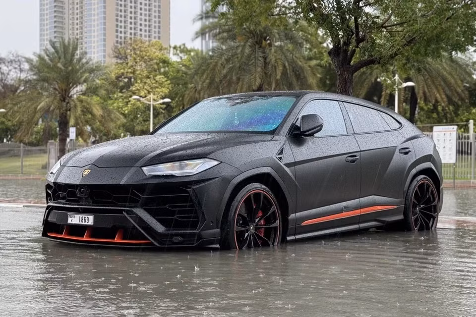 Lamborghini Urus Graphite Capsule cũng là một nạn nhân của thiên tai này. Bộ mâm 23 inch và khoảng sáng gầm cao khiến mức nước chỉ mấp mé phần thân của chiếc SUV.