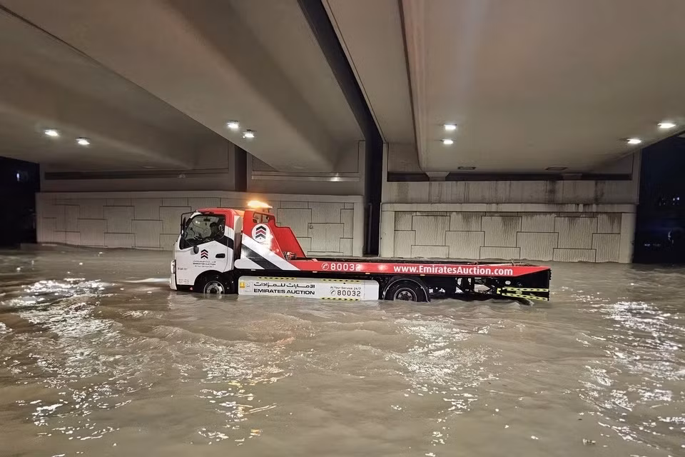 Việc cứu hộ diễn ra khá khó khăn trong tình trạng nước ngập khắp nơi. Chiếc xe thớt vận chuyển này thậm chí không thể sử dụng trong môi trường ngập nước.