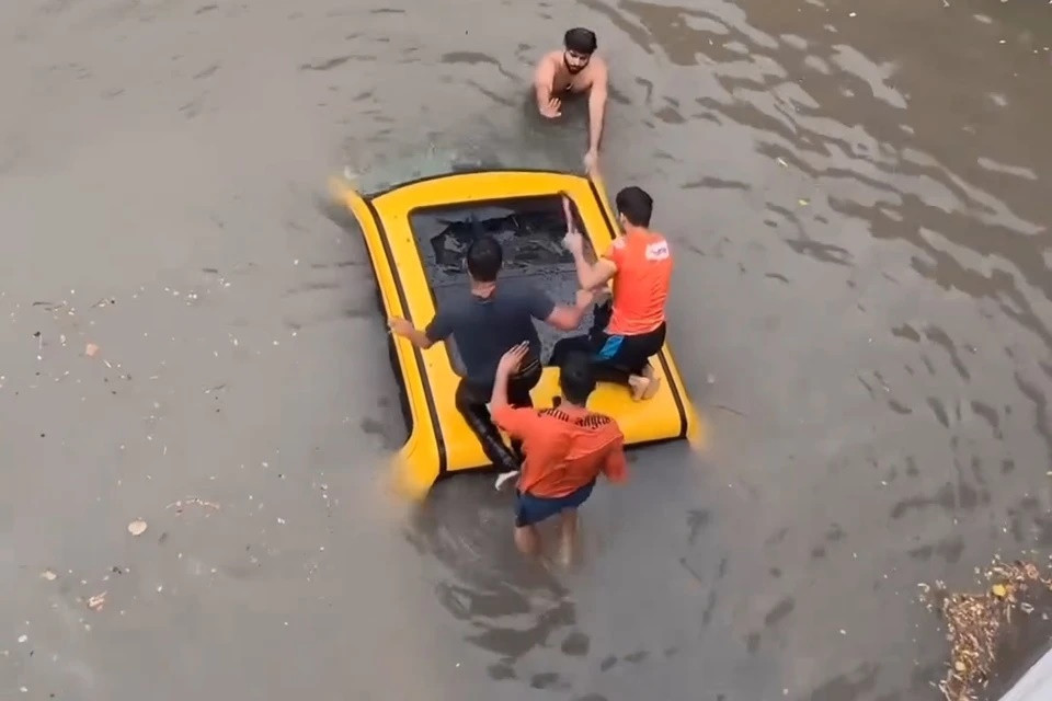 Tuy nhiên, không đánh giá được mức nước tại đường hầm, chiếc bán tải gần như bị nhấn chìm. Những người xung quanh phải dùng búa phá cửa sổ trời để cứu tài xế ra.