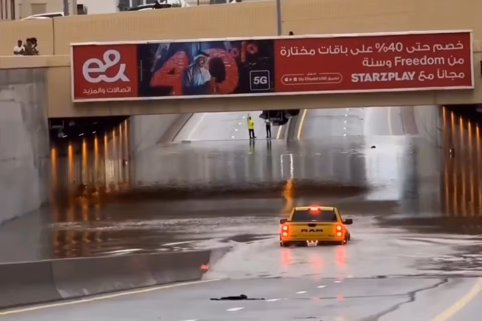 Mặc dù đã nhận được cảnh báo, chủ nhân của chiếc RAM 1500 TRX đã quyết định vượt khu vực ngập nước tại một đường hầm trong thành phố.