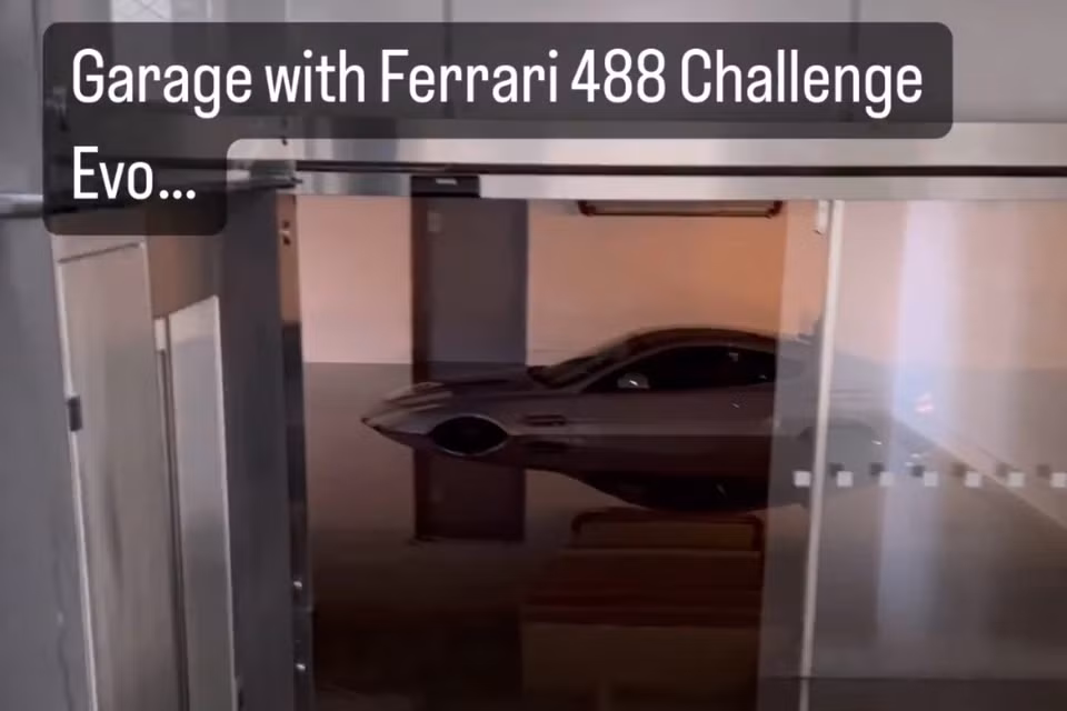 Cạnh chiếc Ferrari là chiếc Aston Martin Vantage. Với thiết kế chiều cao thấp, mẫu xe thể thao đến từ Anh Quốc gần như bị nhấn chìm bởi mức nước dưới tầng hầm này.