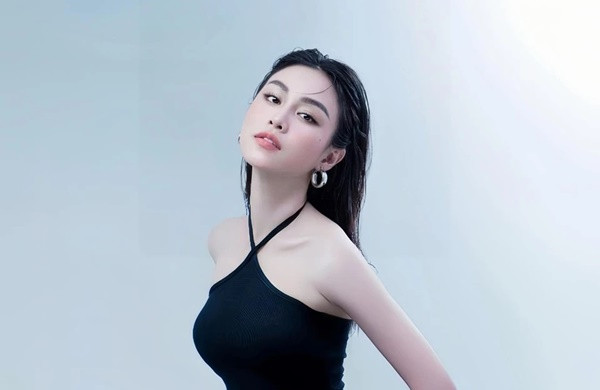 Trước đó, trong họp báo giới thiệu bộ phim, Quỳnh Châu xúc động bật khóc. Nữ diễn viên giải thích trước đó cô tham gia hai phim nhưng đều không phải vai dài hơi. Do đó, với Người một nhà, lần đầu tiên cô có họp báo phim chính thức. Quỳnh Châu kể thêm chưa bao giờ đi làm cô bị mắng nhiều như khi tham gia Người một nhà. Theo Quỳnh Châu, nữ diễn viên bị đạo diễn mắng khi không hoàn thành cảnh quay. Nhưng chính sự nghiêm khắc của ê-kíp giúp cô trưởng thành, tiến bộ hơn.