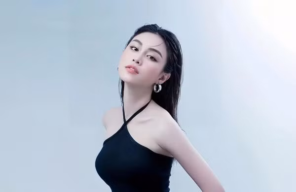 Trước đó, trong họp báo giới thiệu bộ phim, Quỳnh Châu xúc động bật khóc. Nữ diễn viên giải thích trước đó cô tham gia hai phim nhưng đều không phải vai dài hơi. Do đó, với Người một nhà, lần đầu tiên cô có họp báo phim chính thức. Quỳnh Châu kể thêm chưa bao giờ đi làm cô bị mắng nhiều như khi tham gia Người một nhà. Theo Quỳnh Châu, nữ diễn viên bị đạo diễn mắng khi không hoàn thành cảnh quay. Nhưng chính sự nghiêm khắc của ê-kíp giúp cô trưởng thành, tiến bộ hơn.