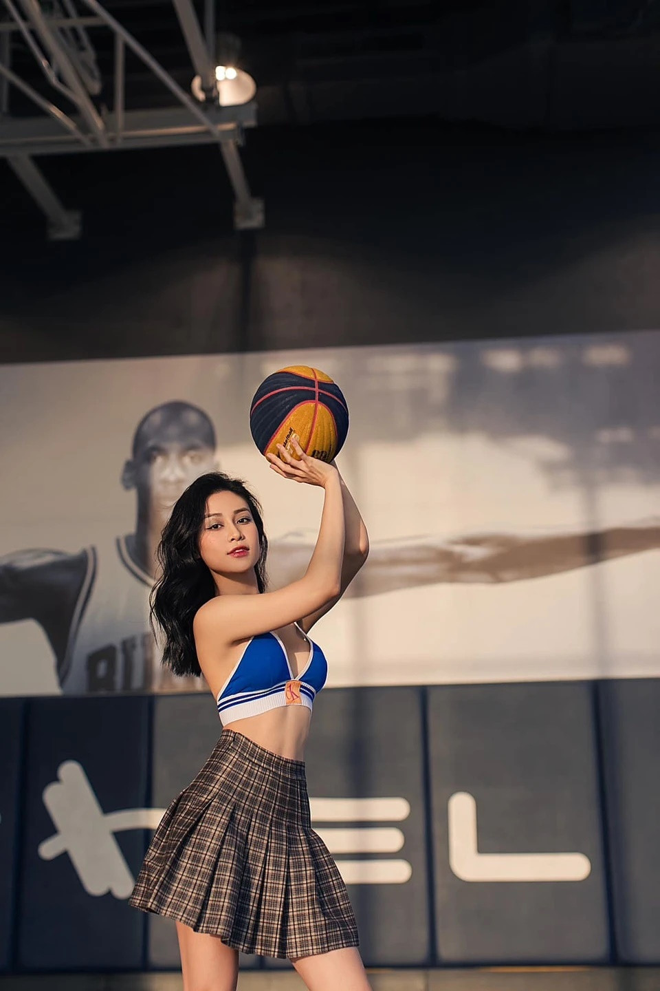  Quỳnh Châu sinh năm 1998, tại Hưng Yên. Nữ diễn viên tốt nghiệp chuyên ngành diễn viên Đại học Sân khấu - Điện ảnh Hà Nội. Ngoài phim truyền hình, Quỳnh Châu còn diễn xuất trên sân khấu kịch. Đời thường, Quỳnh Châu có gu thời trang khá trưởng thành, gợi cảm. Nữ diễn viên diện nhiều bộ đồ khoe vóc dáng cân đối, quyến rũ.