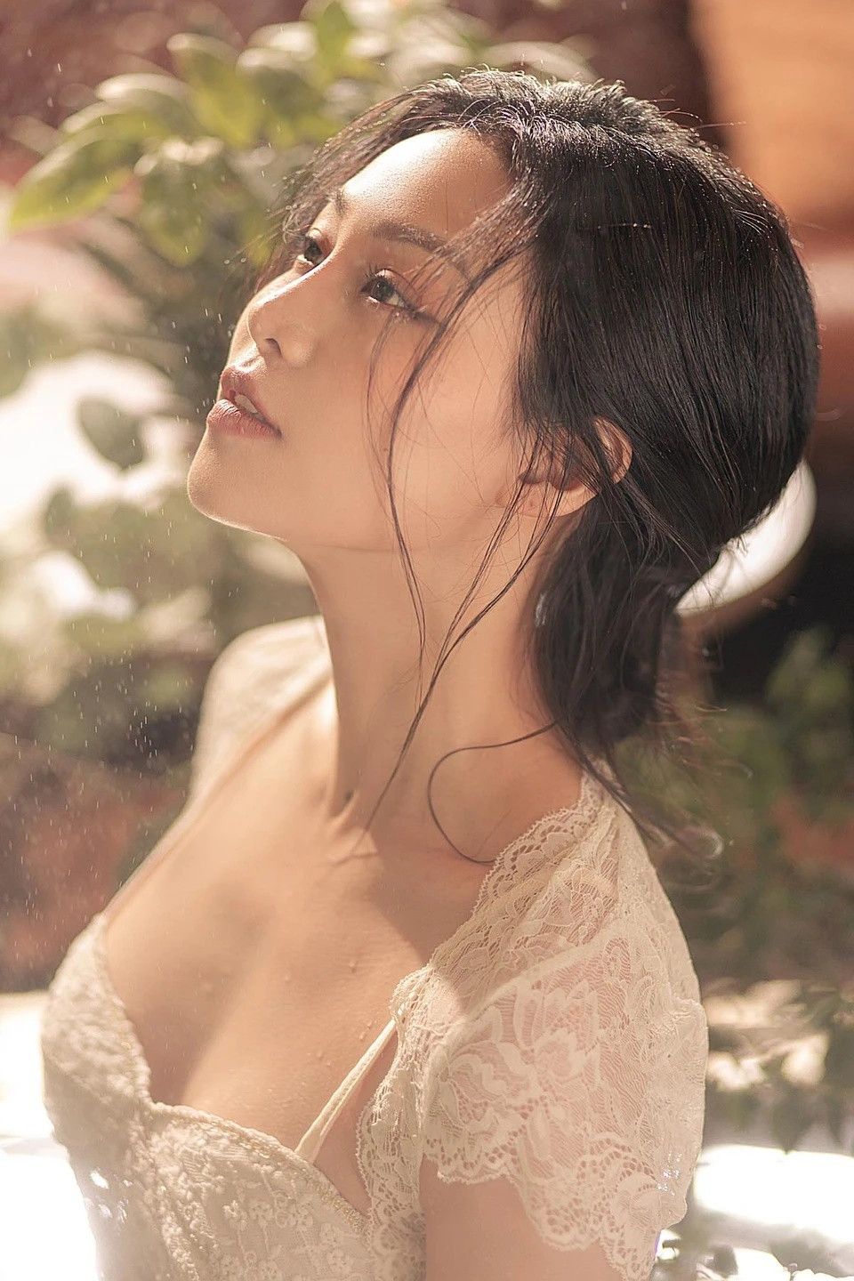 Trước đó, Quỳnh Châu đã được biết đến với Lối về miền hoa và đặc biệt vai Tuyết trong Biệt dược đen. Khi vào vai một cô gái nghiện ngập, bị Vương (Tuấn Anh) coi như nô lệ tình dục, suốt ngày đánh đập, bạo hành, diễn xuất của Quỳnh Châu được khen ngợi.