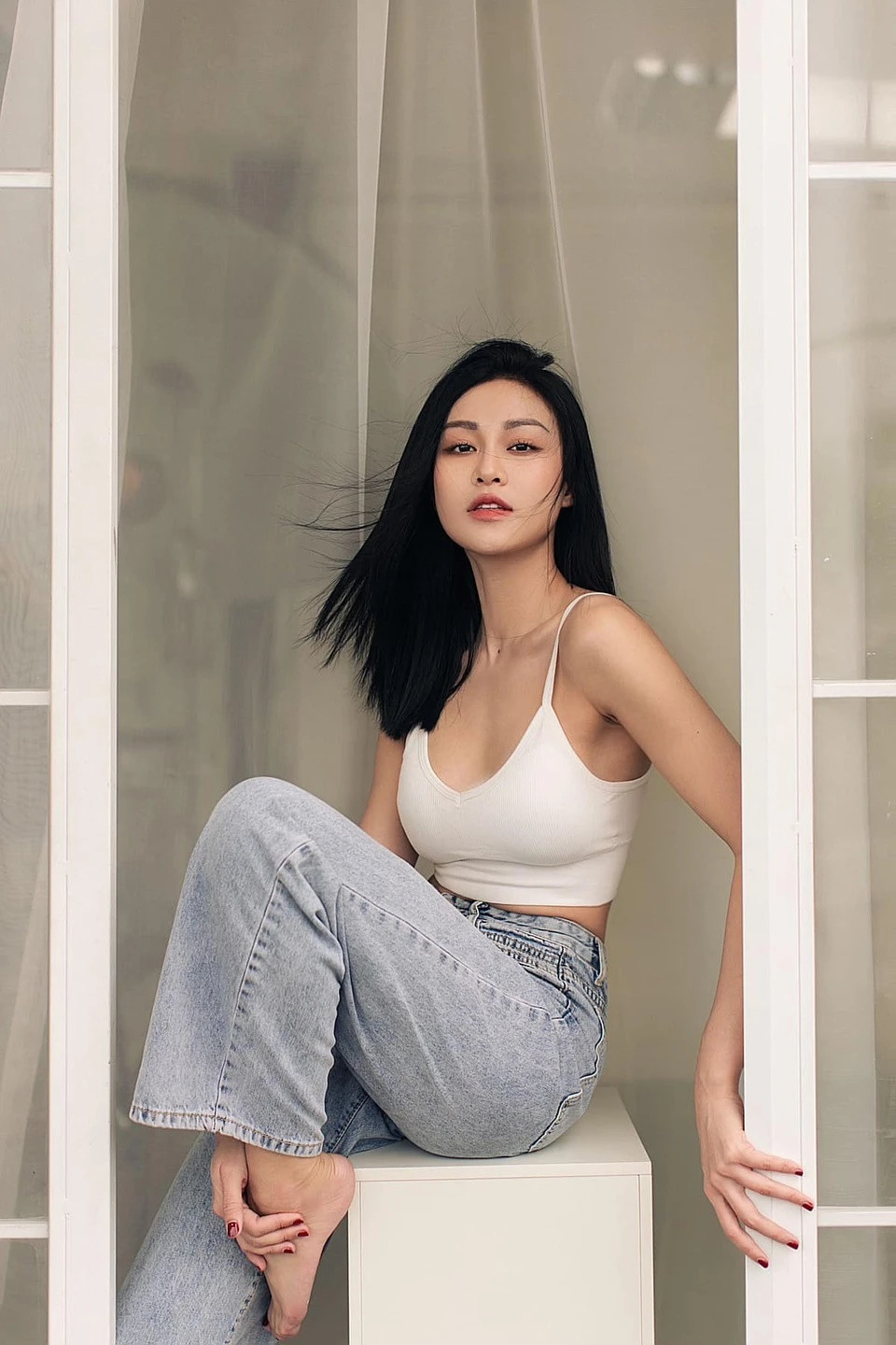 Trong phim Người một nhà, vai Diệp của Quỳnh Châu được khán giả yêu thích. Diệp là cô gái tốt bụng, tính cách tưng tửng, phóng khoáng, thẳng thắn và hiểu chuyện. Diễn xuất tự nhiên, linh hoạt của Quỳnh Châu giúp nhân vật Diệp thêm thu hút, tỏa sáng bên diễn viên đã nhiều kinh nghiệm như Duy Hưng, Tuấn Tú, Thanh Hương. Những cuộc hội thoại hài hước giữa Trí (Duy Hưng) với Diệp cũng tạo cho khán giả nhiều tiếng cười. Trí có cuộc sống bi đát, gặp đủ khó khăn khi cố hòa nhập cuộc sống sau khi ra tù, nhưng nhờ tuyến tình cảm với Diệp, người xem bớt cảm thấy nặng nề.