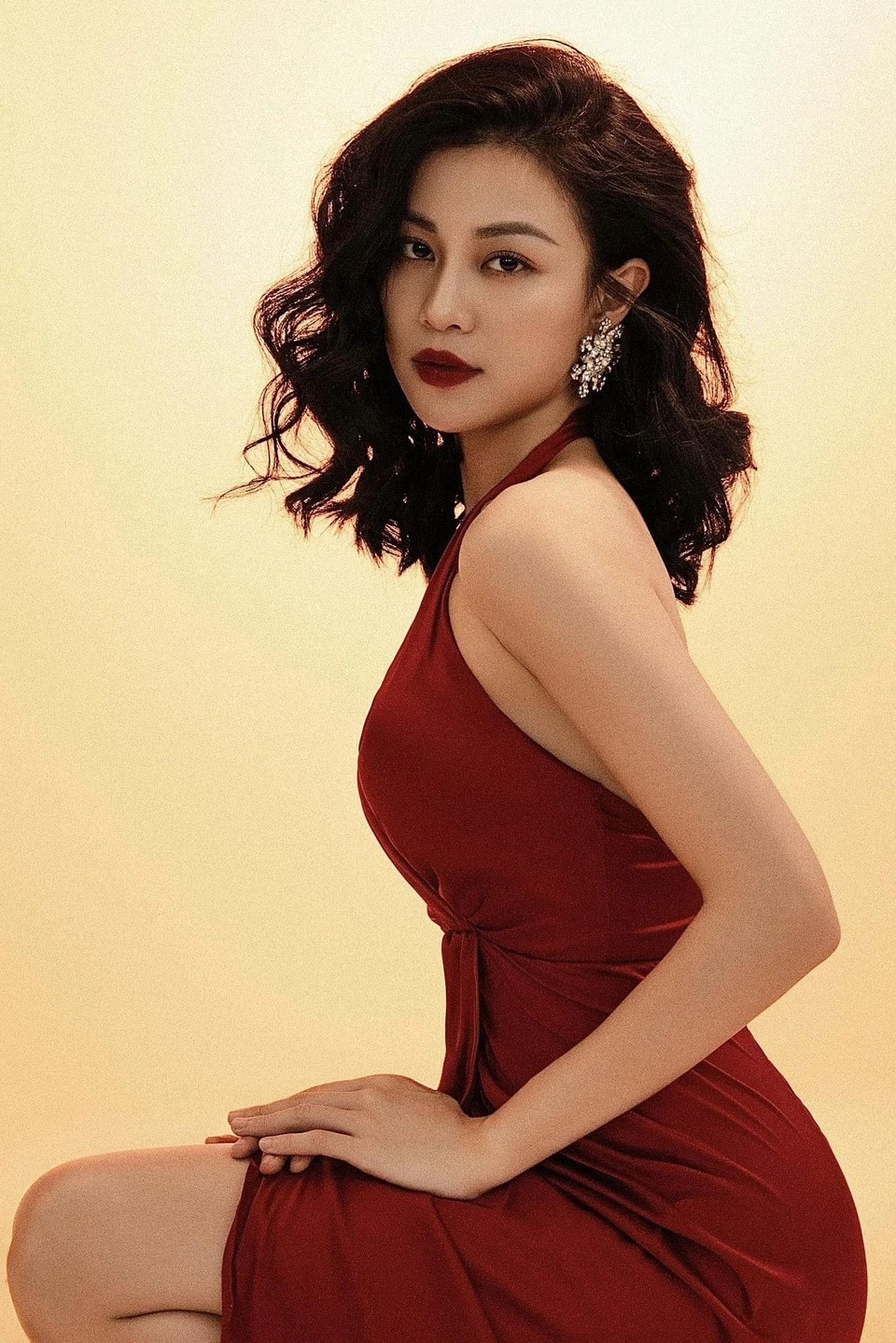 “Không ngày nào, tôi không bị mắng. Đạo diễn Trịnh Lê Phong như người thầy của tôi. Anh ấy mắng tôi nhiều nhất nhưng lại rất nhẫn nại, tỷ mỷ với tôi trong từng thước quay, chi tiết diễn. Anh cũng thường xuyên động viên tôi theo những cách đặc biệt. Đó là động lực giúp tôi có thêm niềm tin để tôi biết mình làm được. Trong giai đoạn đầu, tôi nhiều lần mất niềm tin vào bản thân. Có những cảnh quay rất đơn giản, tôi cần tới lần quay thứ 3, thứ 4. Tôi tự hỏi tại sao mình như thế. Khi bị mắng, tâm lý của tôi càng cuống, run sợ và lo ngại ê-kíp hàng chục người phải chờ đợi”, Quỳnh Châu kể.