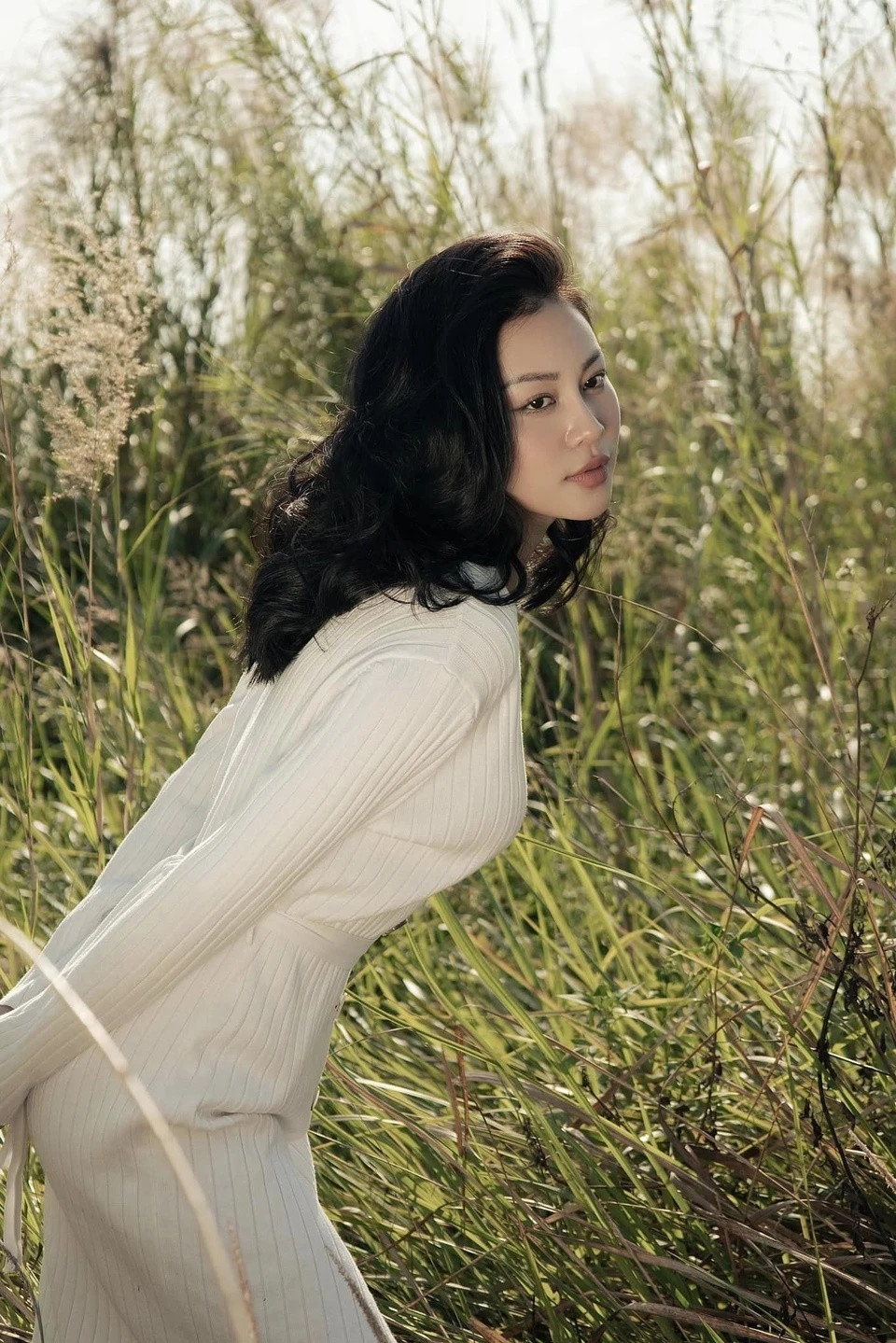 Cô cho biết thêm: “Sau đó, tôi cố gắng đè nén nỗi sợ, lấy lại quyết tâm và chiến đấu tiếp. Giờ phút này kể lại, tôi cũng thấy xấu hổ. Tại sao một diễn viên được đào tạo bài bản, đi làm rồi, lại mắc lỗi cơ bản. Tôi nghĩ mình cần có trách nhiệm làm việc hơn và bước ra vùng an toàn. Tôi rất cảm ơn ê-kíp vì đã bao dung, cho tôi cơ hội”.