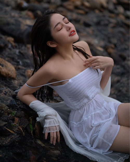 Khoảnh khắc mặc đồ ướt đẫm của hot girl người Thái Lan được nhiều cư dân mạng thích, chia sẻ.