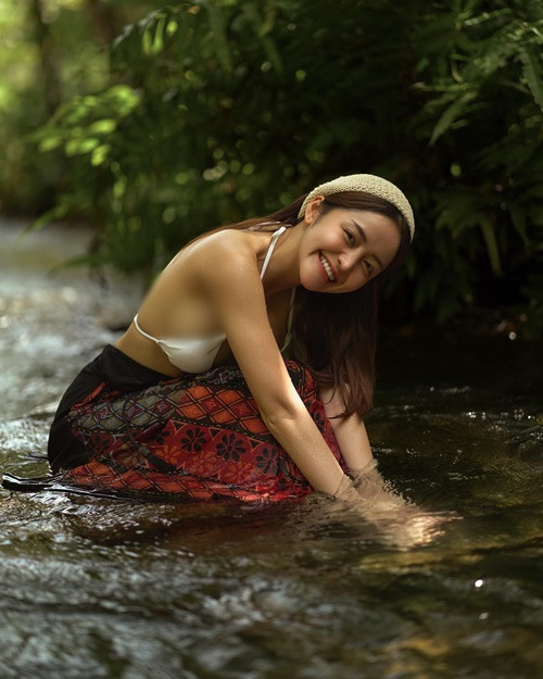 Yuri bắt trend chụp ảnh tắm suối được nhiều hot girl yêu thích.