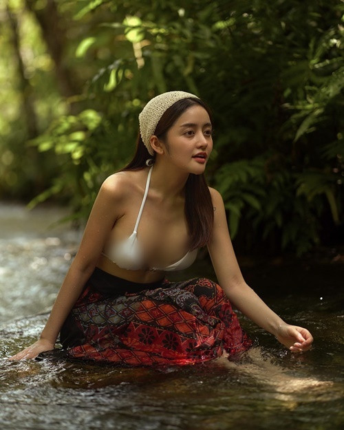 Hot girl xinh đẹp khéo khoe vòng một gợi cảm.