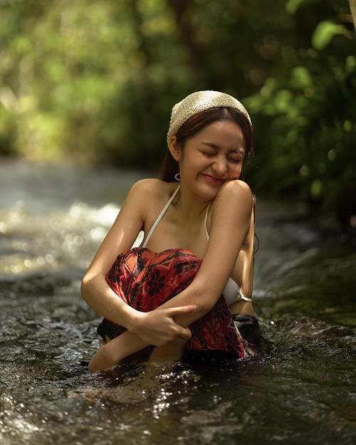 Trong một lần khác đi tắm suối, Yuri diện áo ngực cùng chân váy.