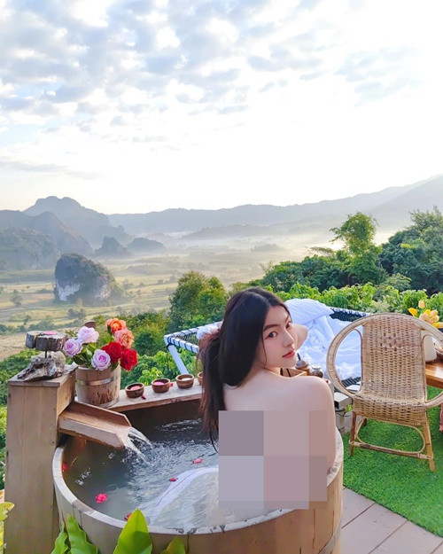 Hot girl gợi cảm gây chú ý mỗi lần đăng tải ảnh tắm bồn táo bạo.