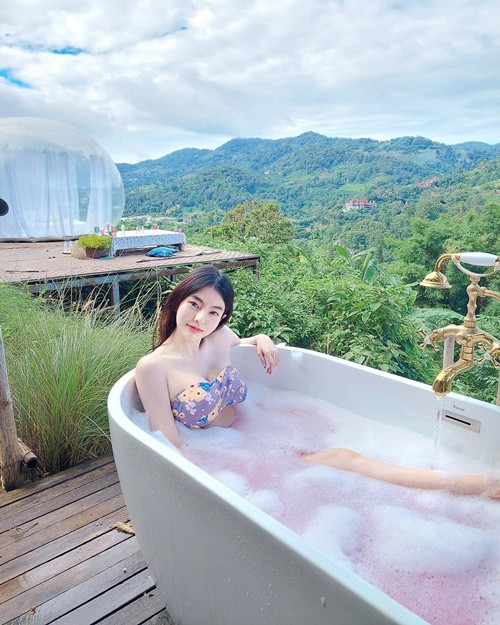 Mặt xinh, dáng đẹp, Sanruthai khá nổi tiếng trên mạng xã hội Thái Lan.