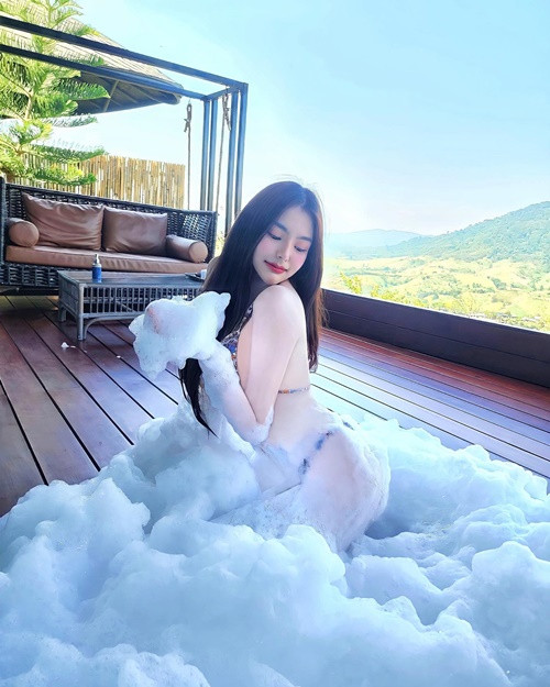 Đa số người hâm mộ cho rằng Sanruthai sở hữu vẻ đẹp vừa ngây thơ vừa gợi cảm.