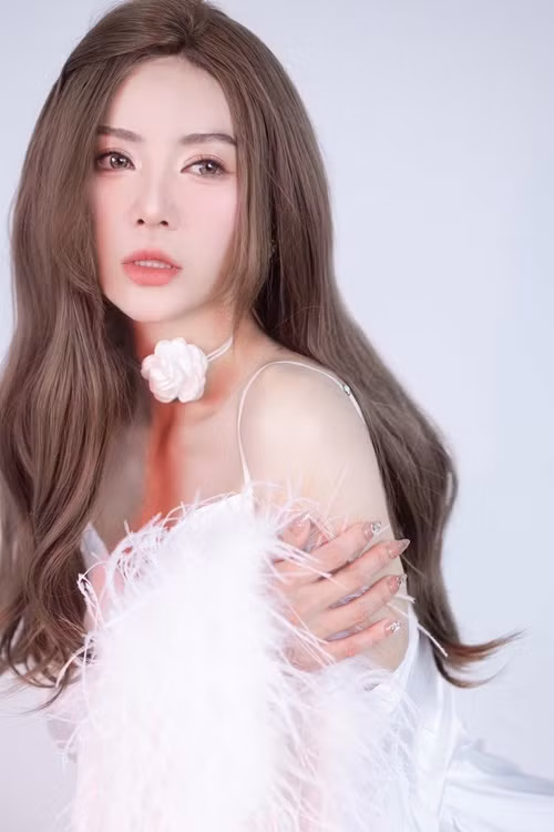 Thanh Hương khẳng định, cô đang độc thân. "Tôi là phụ nữ bình thường, vẫn cần một người bên cạnh sẻ chia. Dù mạnh mẽ đến đâu, thì cũng có những lúc yếu mềm. Tôi đang muốn có người yêu mà chưa có đây (cười). Thông tin về việc tôi đang yêu trai trẻ cũng không đúng", nữ diễn viên nói. Ảnh: FBNV.