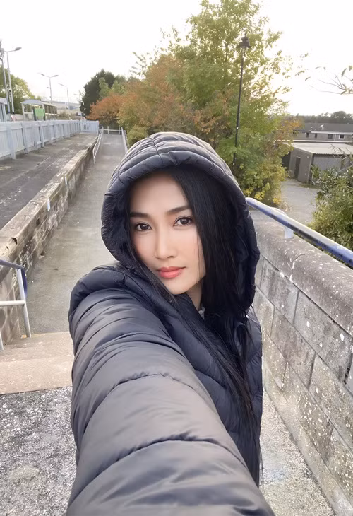 Hiện tại, "nữ hoàng phim xưa" Quỳnh Lam vẫn giữ hình ảnh bên bạn trai cũ trên trang cá nhân. Ảnh: FBNV.