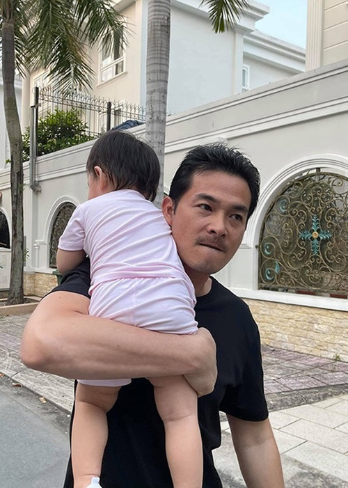 Quách Ngọc Ngoan xa con gái trong 1 năm qua. Anh chia sẻ, vì nỗ lực làm việc trả nợ nên anh chưa có thời gian thăm con. Ảnh: FBNV.