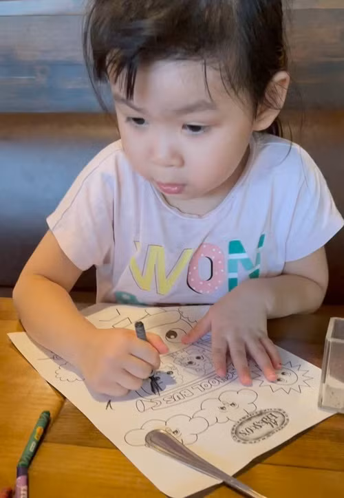 Con gái Quách Ngọc Ngoan thích thú tô vẽ. Ảnh: FBNV.