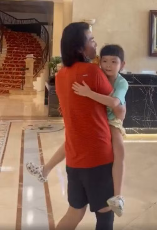 Phượng Chanel chia sẻ, bé Sumi rất nhớ bố, không chịu ăn uống gì. Ảnh: Người Đưa Tin.