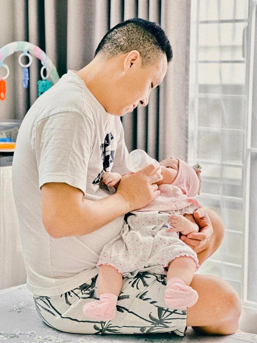 Quay phim Trần Mạnh Hùng không ngần ngại chăm sóc con gái nhỏ.