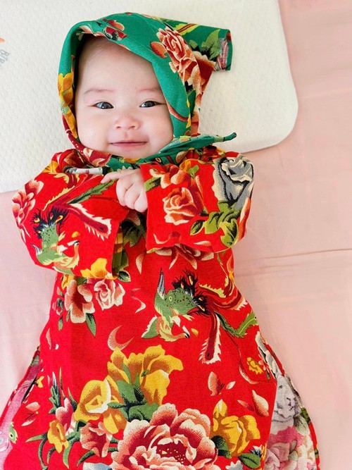 Con gái Hoàng Linh có nhiều biểu cảm dễ thương.