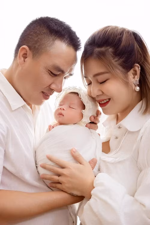  MC Hoàng Linh và quay phim Trần Mạnh Hùng đón con gái gia nhập tổ ấm vào tháng 9/2023.