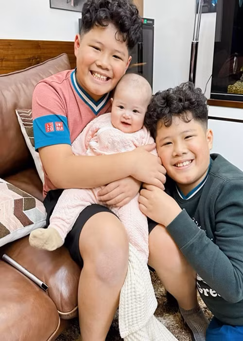 Bé Kichi còn được hai anh trai cưng chiều, yêu thương.