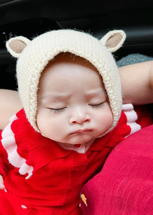Bé Kichi trộm vía sở hữu gương mặt vô cùng đáng yêu.