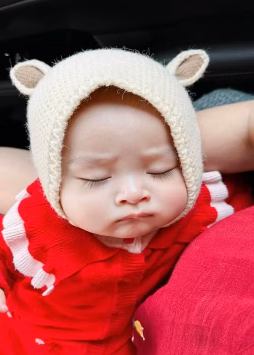 Bé Kichi trộm vía sở hữu gương mặt vô cùng đáng yêu.