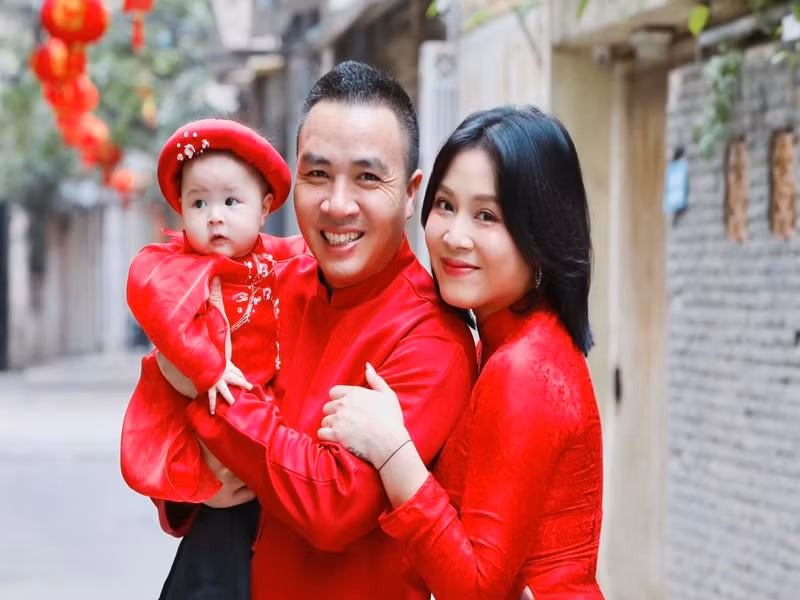 Nhiều người nhận xét bé Kichi có nhiều nét giống bố hơn mẹ.