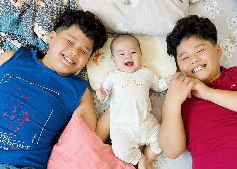 Khoảnh khắc cô nhóc vui vẻ bên hai anh trai.