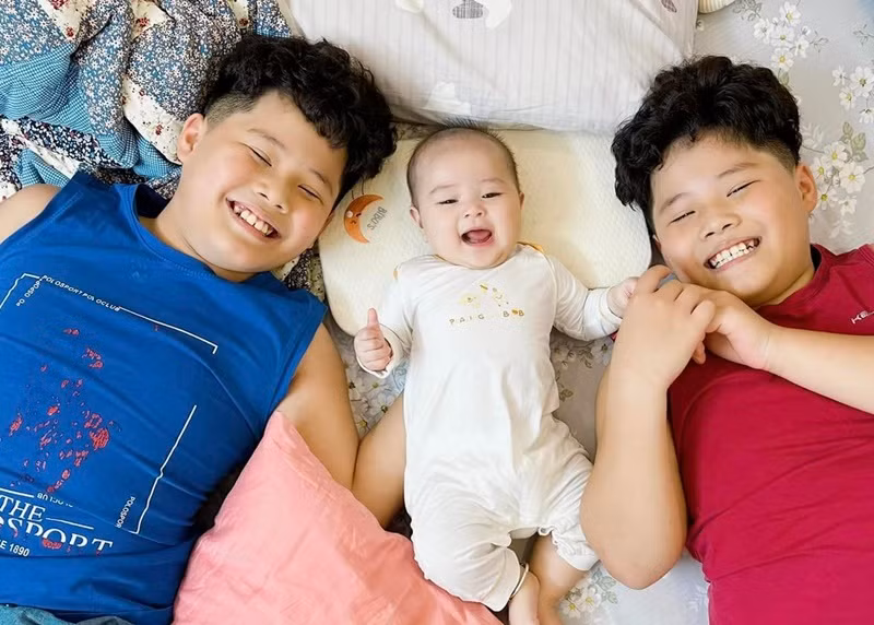 Khoảnh khắc cô nhóc vui vẻ bên hai anh trai.