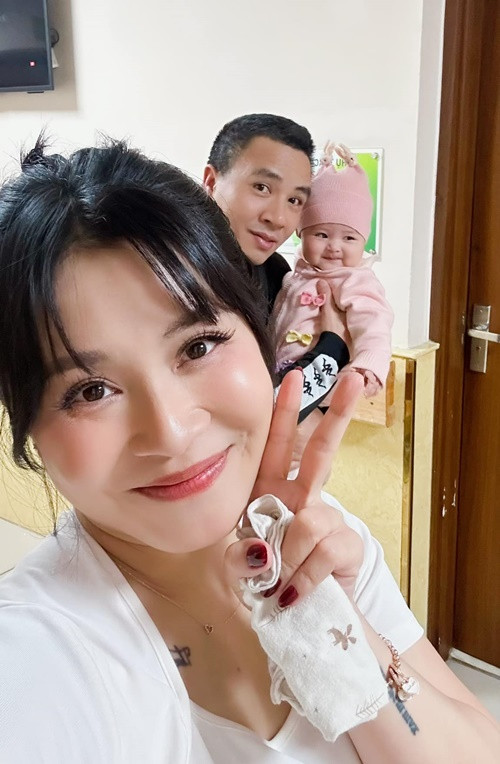 Quay phim Trần Mạnh Hùng cưng chiều con gái.