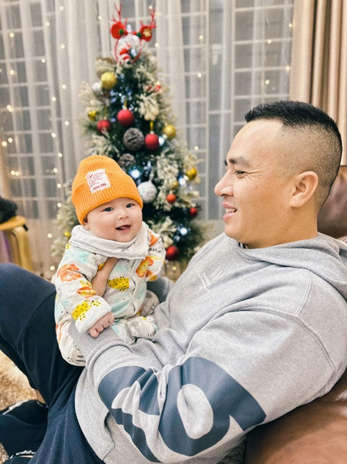 Hoàng Linh hài hước chia sẻ về việc chồng chăm con: "Nhõi con Trần Kichi vừa mới phá làng phá xóm hơn 2 tiếng đồng hồ! Cứ khóc, cười, cười, khóc nhất định không chịu đi ngủ mới điên chứ! Thương nhất ba nhõi, ra trường quay cũng là cá mập đấy, thế mà về nhà lại bị con nhóc 8kg nó củ hành cho không ra gì".