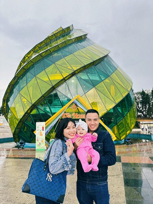 Con gái Hoàng Linh đi du lịch cùng bố mẹ dù chưa đầy 1 tuổi.