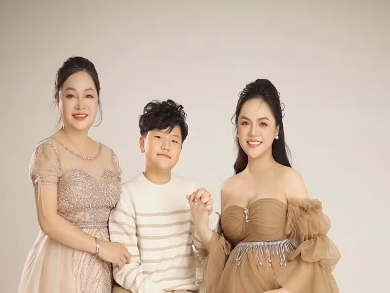 Gần đây, nữ diễn viên khoe ảnh bầu bên mẹ ruột và con trai.