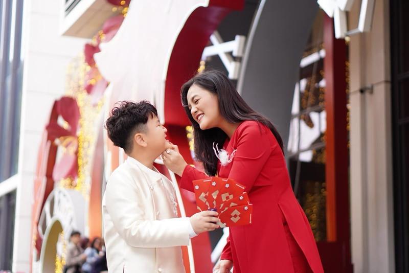 Trước khi mang thai lần 2, Thu Quỳnh có một cậu con trai với chồng cũ là diễn viên Chí Nhân.