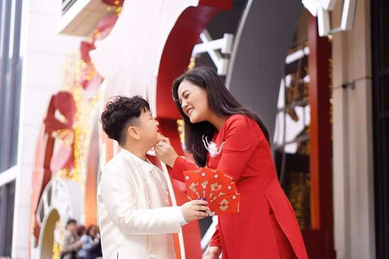 Trước khi mang thai lần 2, Thu Quỳnh có một cậu con trai với chồng cũ là diễn viên Chí Nhân.