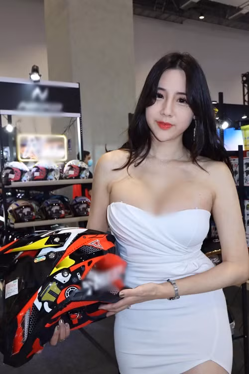 Trang phục của hot girl người Đài Loan khi giới thiệu các loại mũ bảo hiểm thường là những chiếc váy cúp ngực, trễ vai hoặc hở nội y.