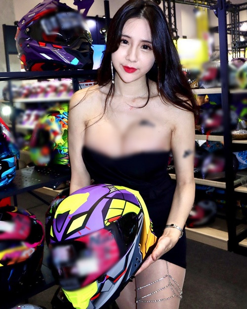 Mỗi lần đứng bán mũ bảo hiểm, cô nàng lại khiến người đối diện phải ngượng đỏ mặt vì "phơi bày" vòng một "ngoại cỡ".