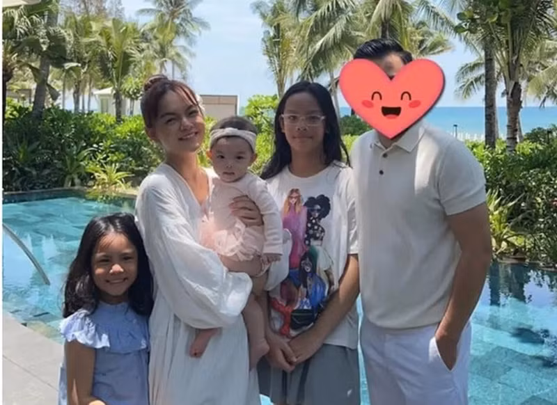 Phạm Quỳnh Anh hiện tại hạnh phúc bên bạn trai giấu mặt. Cả hai có một cô con gái chung đáng yêu. Ảnh: FBNV.