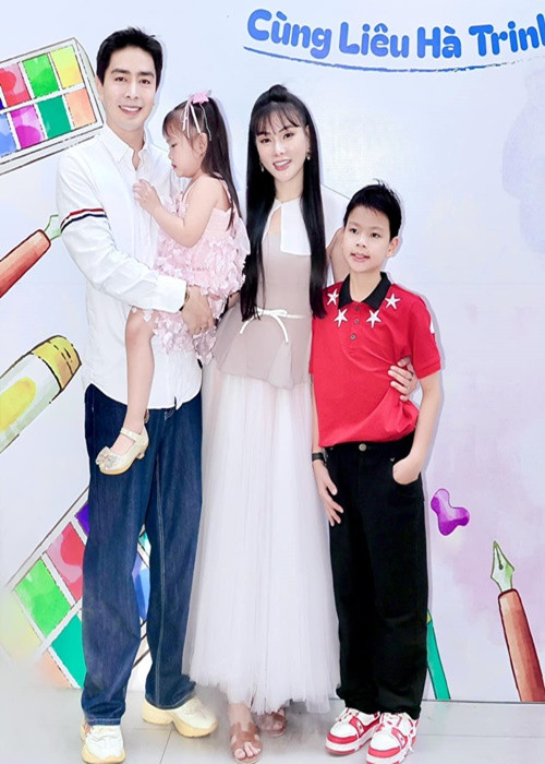 Đến năm 2019, Thu Thủy làm đám cưới với Kin Nguyễn. Cô hạ sinh con gái thứ hai vào tháng 9/2020. Hiện tại, cuộc sống của Thu Thủy bên người chồng thứ hai vô cùng hạnh phúc. Ảnh: FBNV.