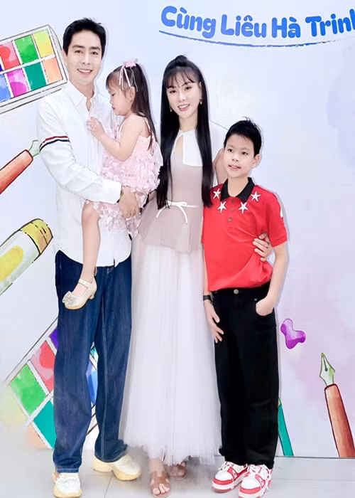 Đến năm 2019, Thu Thủy làm đám cưới với Kin Nguyễn. Cô hạ sinh con gái thứ hai vào tháng 9/2020. Hiện tại, cuộc sống của Thu Thủy bên người chồng thứ hai vô cùng hạnh phúc. Ảnh: FBNV.